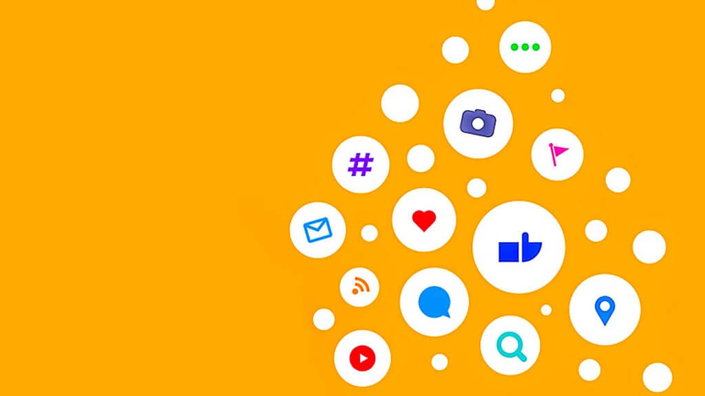 Een oranje achtergrond met witte cirkels die verschillende sociale media-iconen bevatten, zoals een hashtag, een hart, een camera, een vlaggetje, een envelop, een chatballon, een vergrootglas, een locatiemarkering en een wifi-symbool.